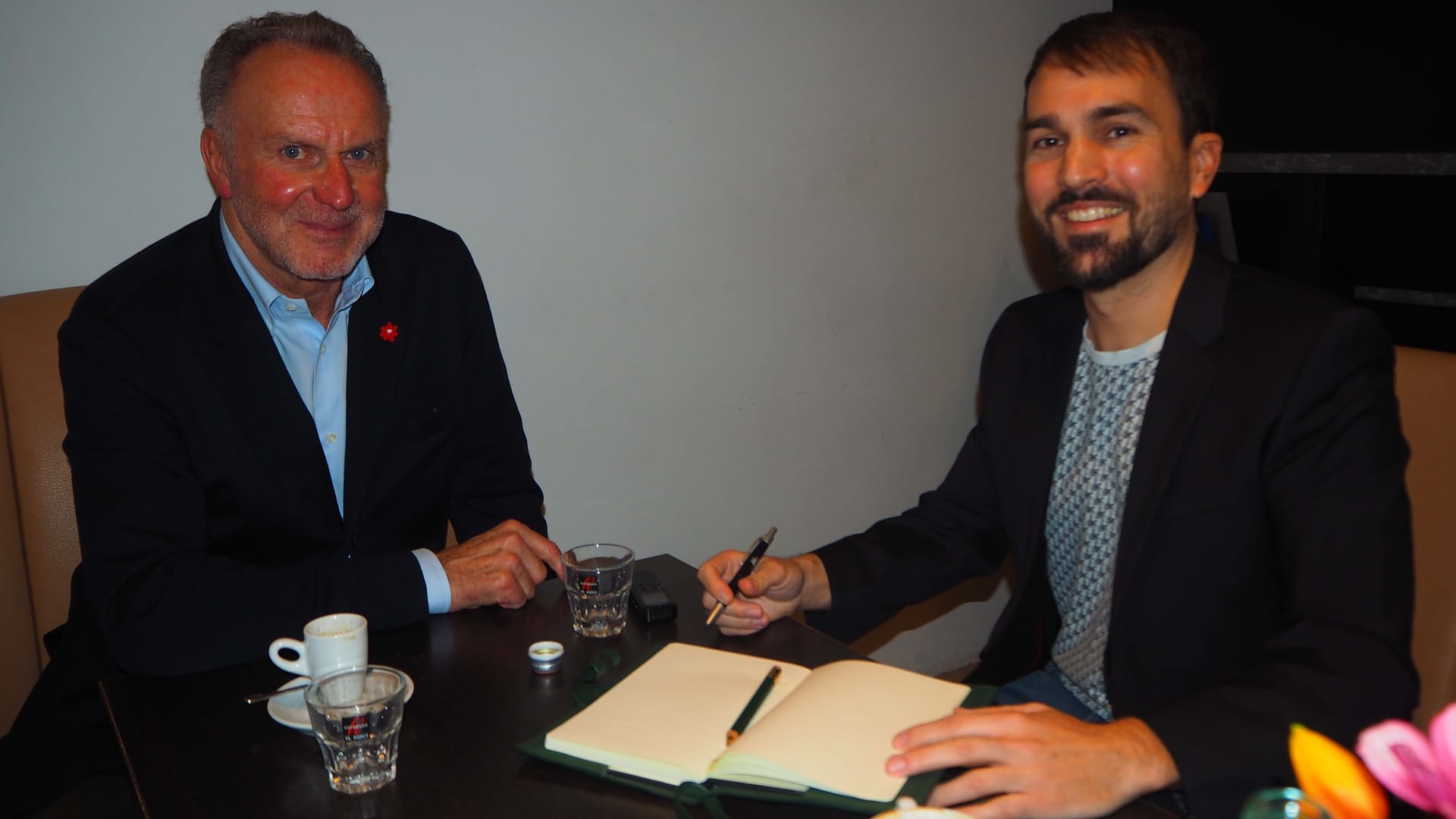 Karl-Heinz Rummenigge (l.) beim Interview mit t-online-Reporter Julian Buhl.