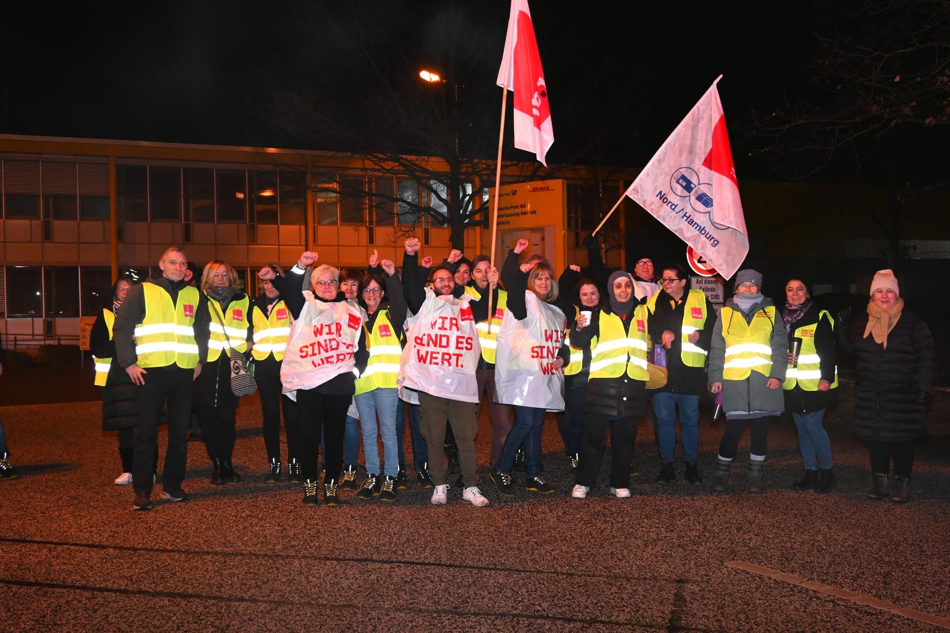 Streikende vor einem Verteilerzentrum der Deutschen Post: In Hausbruch legten 50 von 60 Mitarbeitern der Spätschicht die Arbeit nieder.