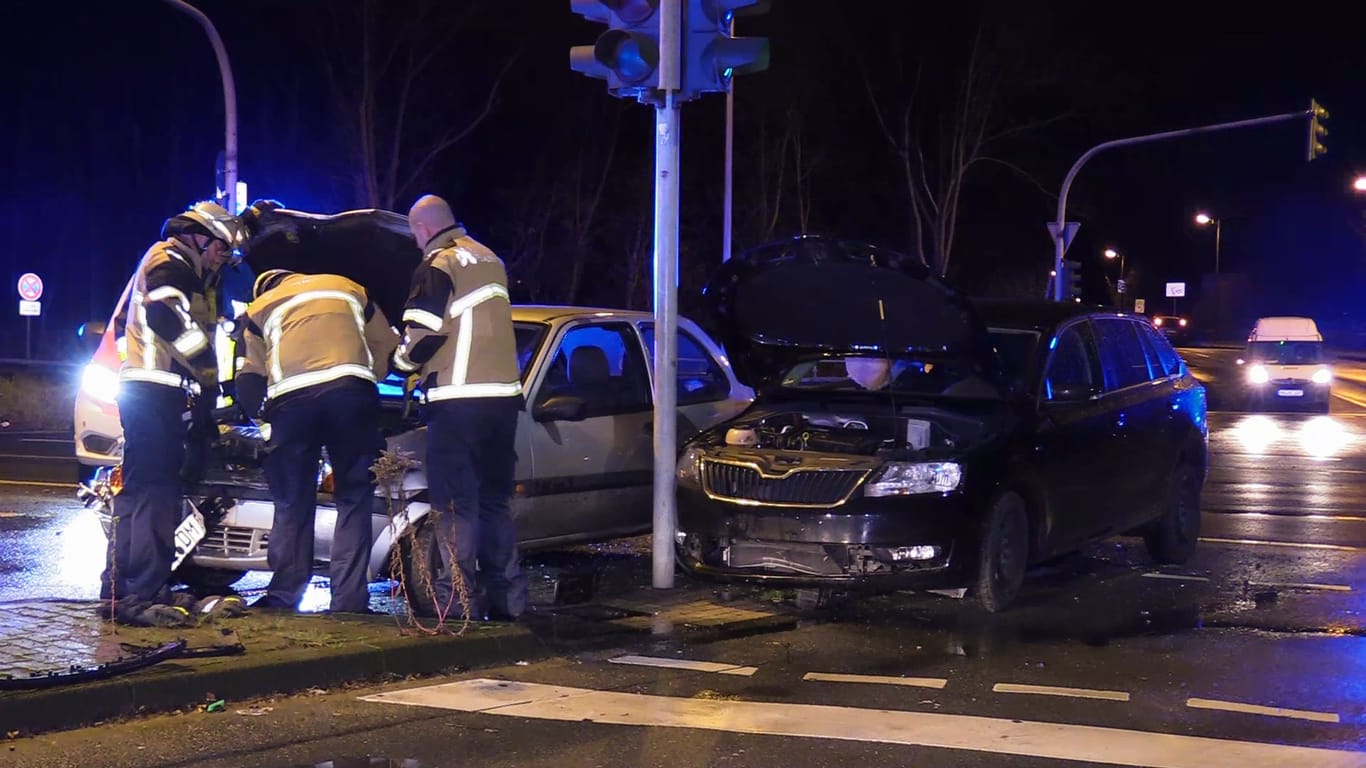 Unfall in Essen-Bergeborbeck: Zwei Fahrzeuge kollidierten an einer Kreuzung.