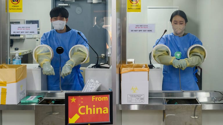 Corona-Tests an einem südkoreanischen Flughafen für China-Reisende: Peking kritisiert die Maßnahme.