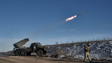 Ukraińska wyrzutnia rakiet otworzyła ogień do rosyjskich pozycji w pobliżu Solidaru.