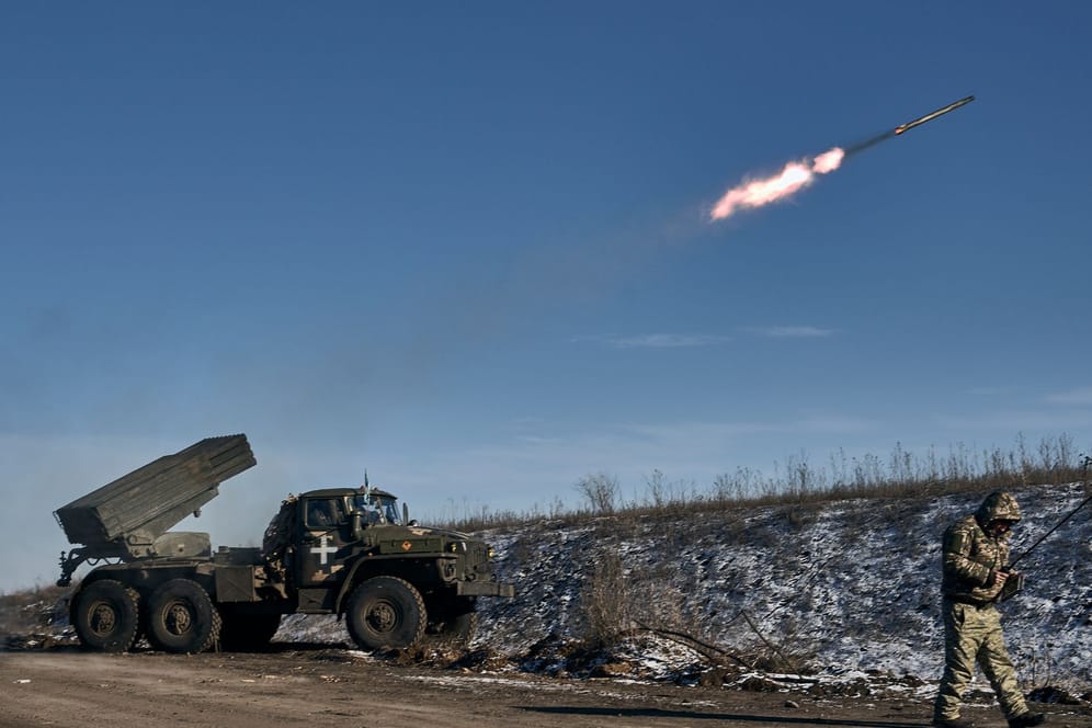 Ein ukrainischer Raketenwerfer feuert auf russische Stellungen nahe Soledar.