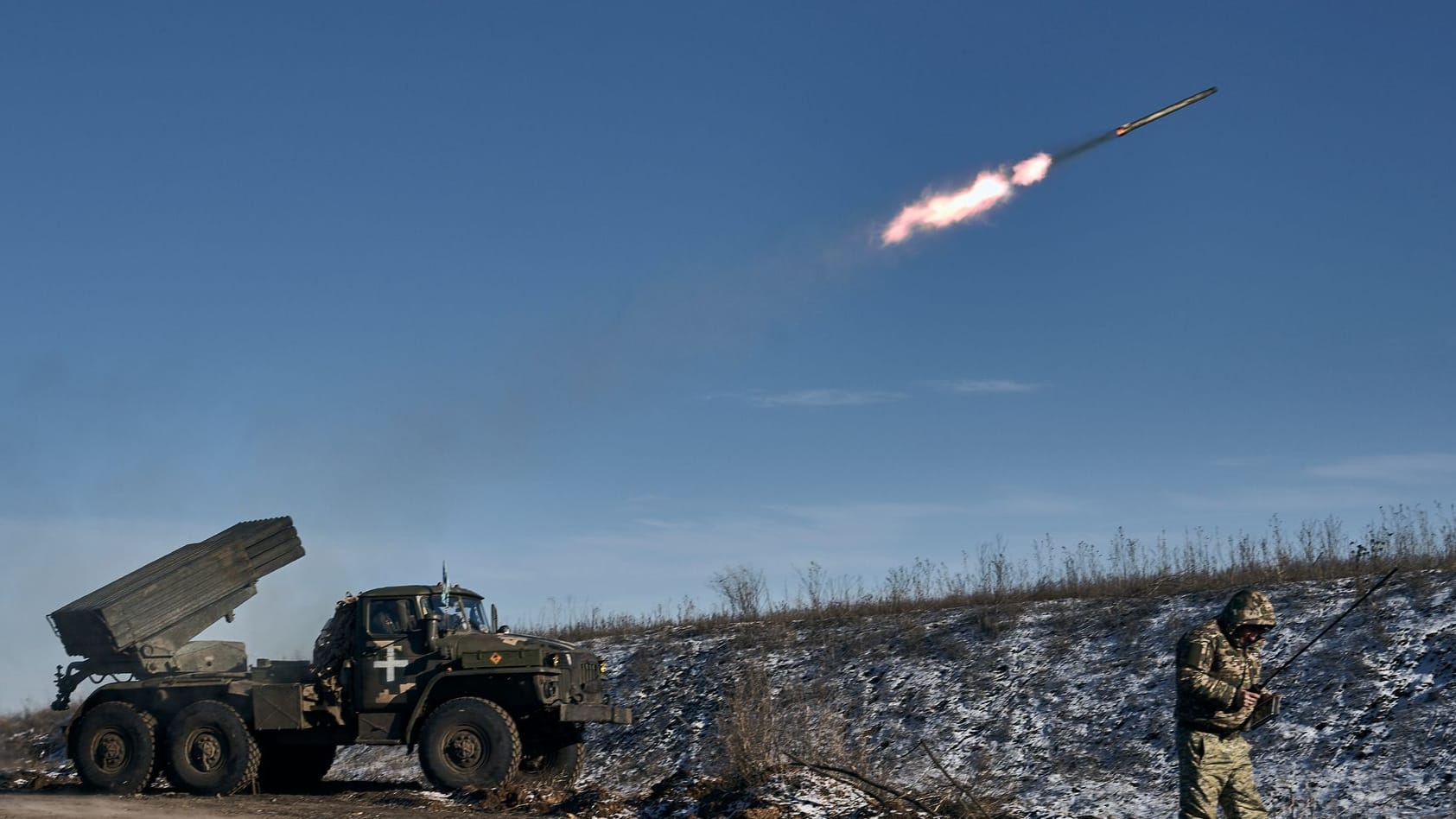 Ein ukrainischer Raketenwerfer feuert auf russische Stellungen nahe Soledar.