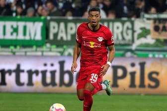 Benjamin Henrichs: Der Nationalspieler spielt in der Bundesliga fΓΌr RB Leipzig. Benjamin Henrichs: Der Nationalspieler spielt in der Bundesliga fΓΌr RB Leipzig.
