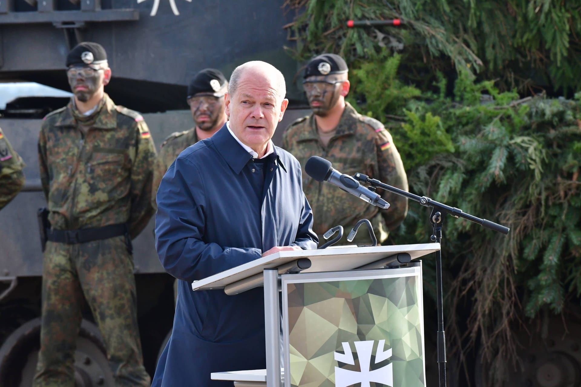 Bundeskanzler Olaf Scholz vor einem Leopard-Kampfpanzer der Bundeswehr: Die Beziehungen zu Russland könnten sich weiter verschlechtern.