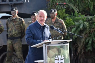 Bundeskanzler Olaf Scholz vor einem Leopard-Kampfpanzer der Bundeswehr: Die Beziehungen zu Russland könnten sich weiter verschlechtern.