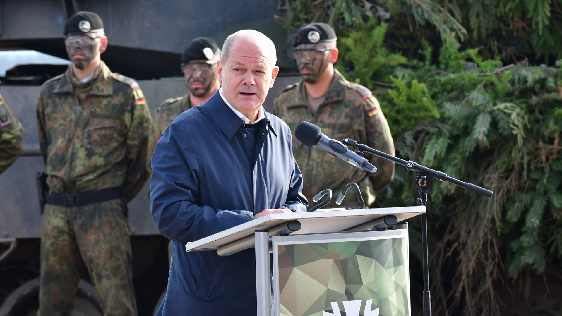 Bundeskanzler Olaf Scholz vor einem Leopard-Kampfpanzer der Bundeswehr: Die Beziehungen zu Russland könnten sich weiter verschlechtern.