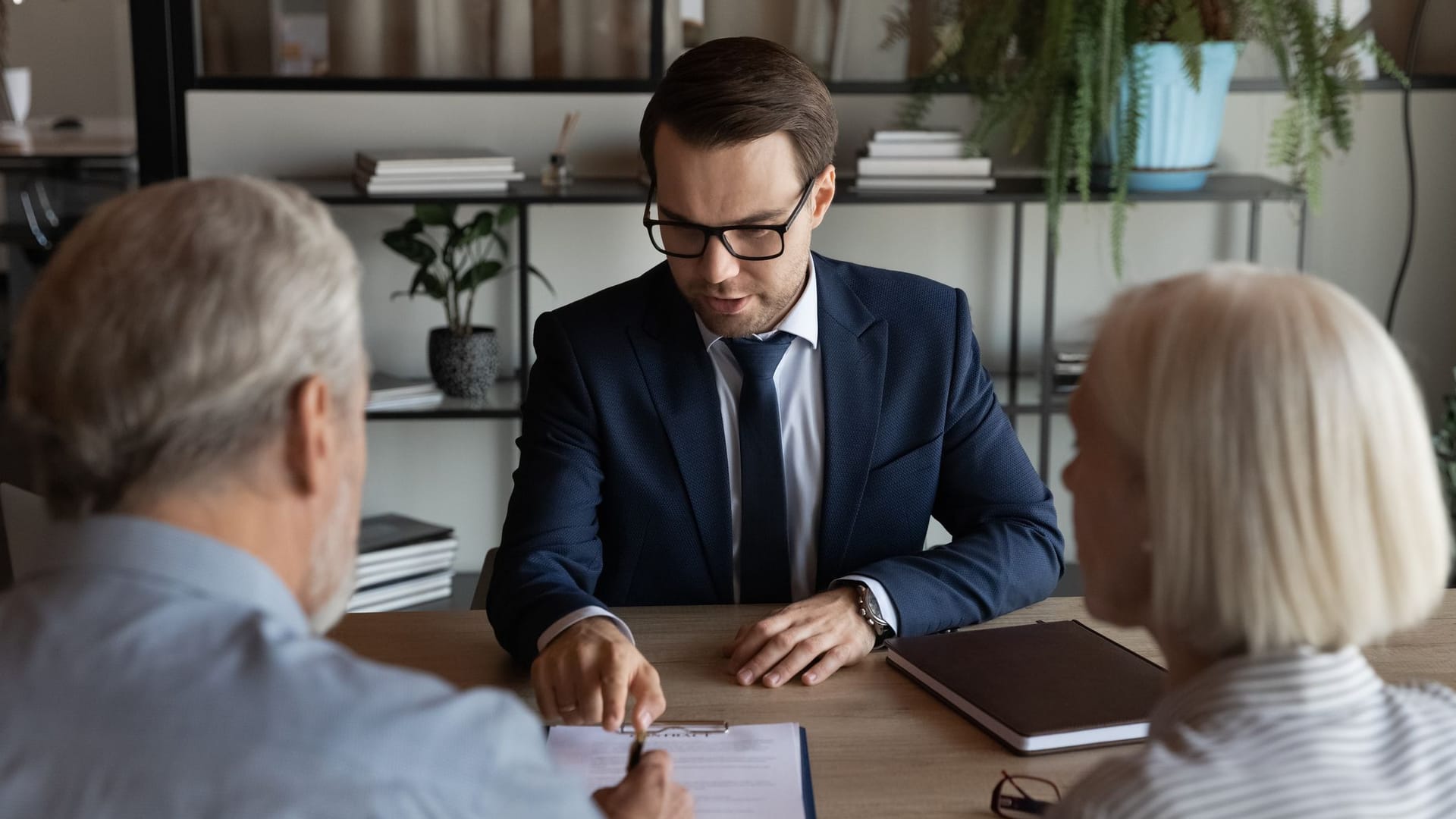 Erbe ausschlagen und Reihenfolge: Häufig sind die Gründe für das Ausschlagen eines Erbes finanziell bedingt.