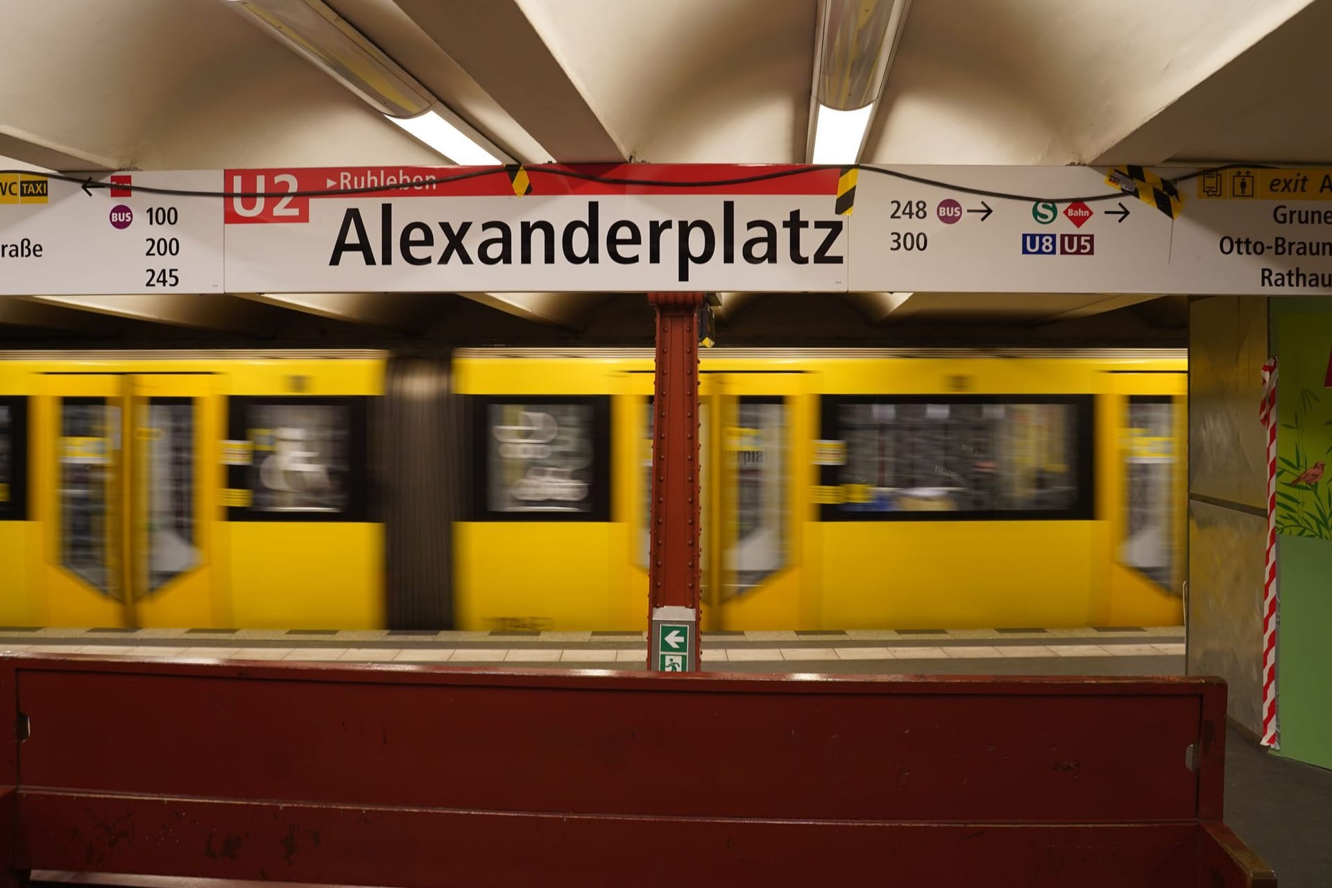 Abfahrende U2 am Alexanderplatz (Archivbild): Als Konsequenz des U-Bahn-Chaos der U2 will Jarasch Bauvorhaben besser prüfen.