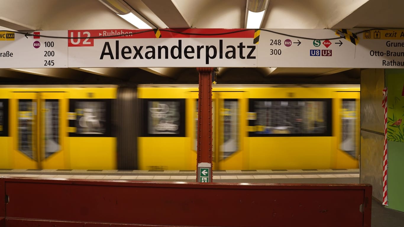 Abfahrende U2 am Alexanderplatz (Archivbild): Als Konsequenz des U-Bahn-Chaos der U2 will Jarasch Bauvorhaben besser prüfen.