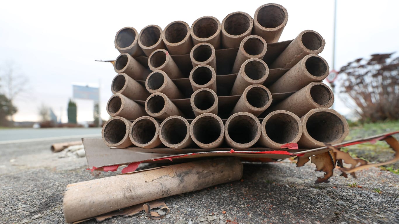 Reste der Silvesternacht: Feuerwerksmüll liegt am Neujahrsmorgen in ganz Deutschland auf den Straßen.