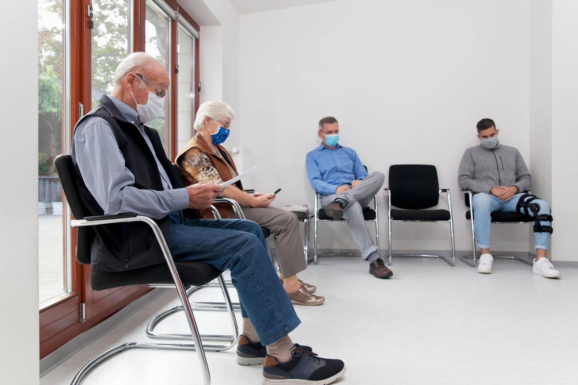 Patienten mit Masken in einer Arztpraxis (Symbolbild): Damit soll jetzt Schluss sein, fordert die FDP.