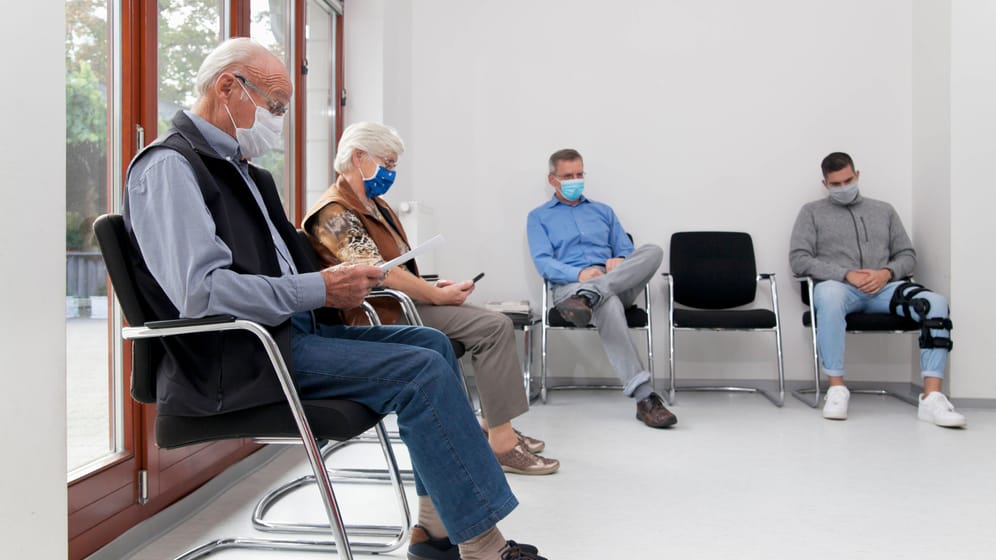 Patienten mit Masken in einer Arztpraxis (Symbolbild): Damit soll jetzt Schluss sein, fordert die FDP.