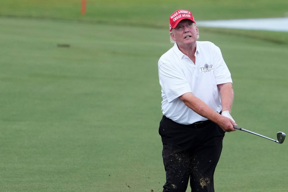 Der ehemalige US-Präsident Donald Trump spielt gern Golf (Archivbild): Mit einem "Kniff" hat er sich zum Sieger eines Turniers erklärt, bei dem er eigentlich im Rückstand lag.
