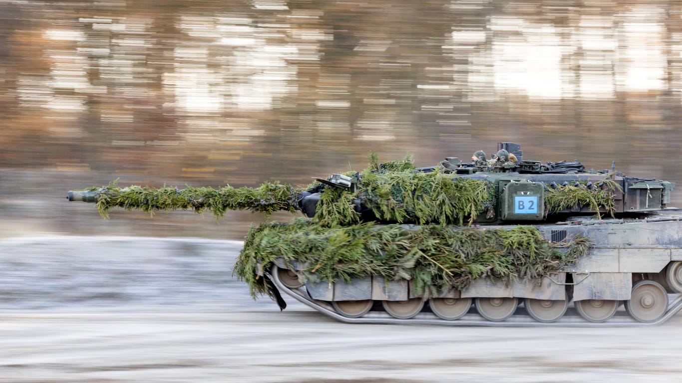 Soldaten trainieren mit dem Kampfpanzer Leopard 2 A7V (Symbolbild): Deutschland liefert der Ukraine 14 Fahrzeuge.