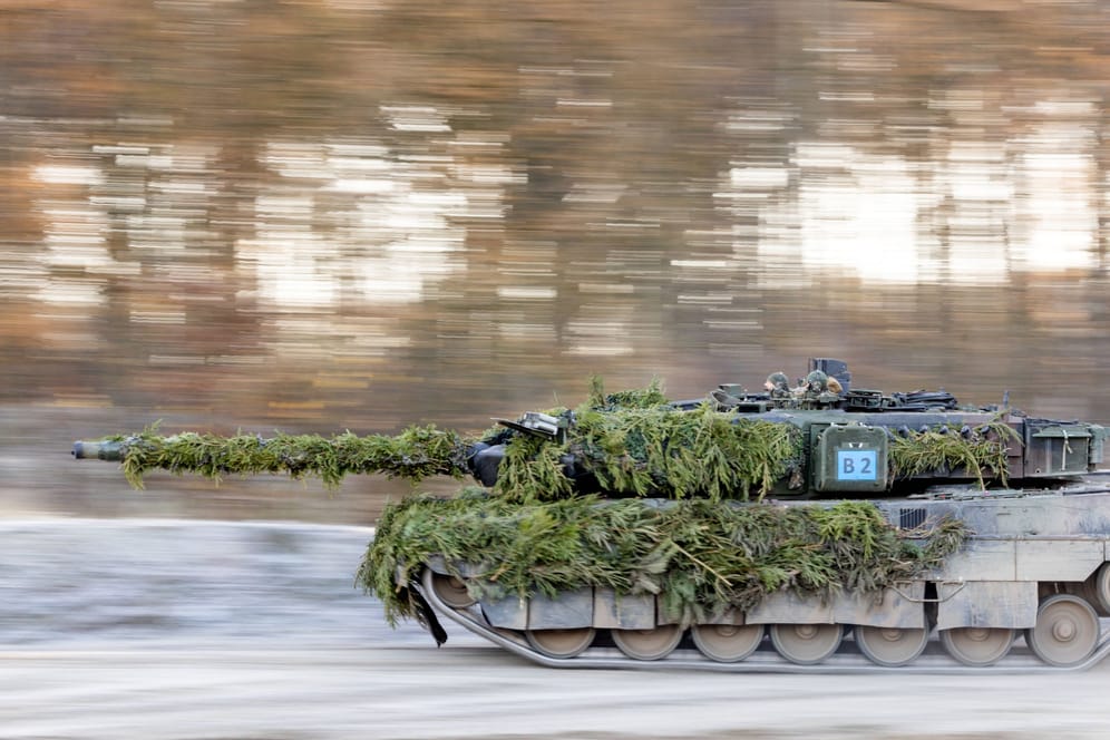 Soldaten trainieren mit dem Kampfpanzer Leopard 2 A7V (Symbolbild): Deutschland liefert der Ukraine 14 Fahrzeuge.