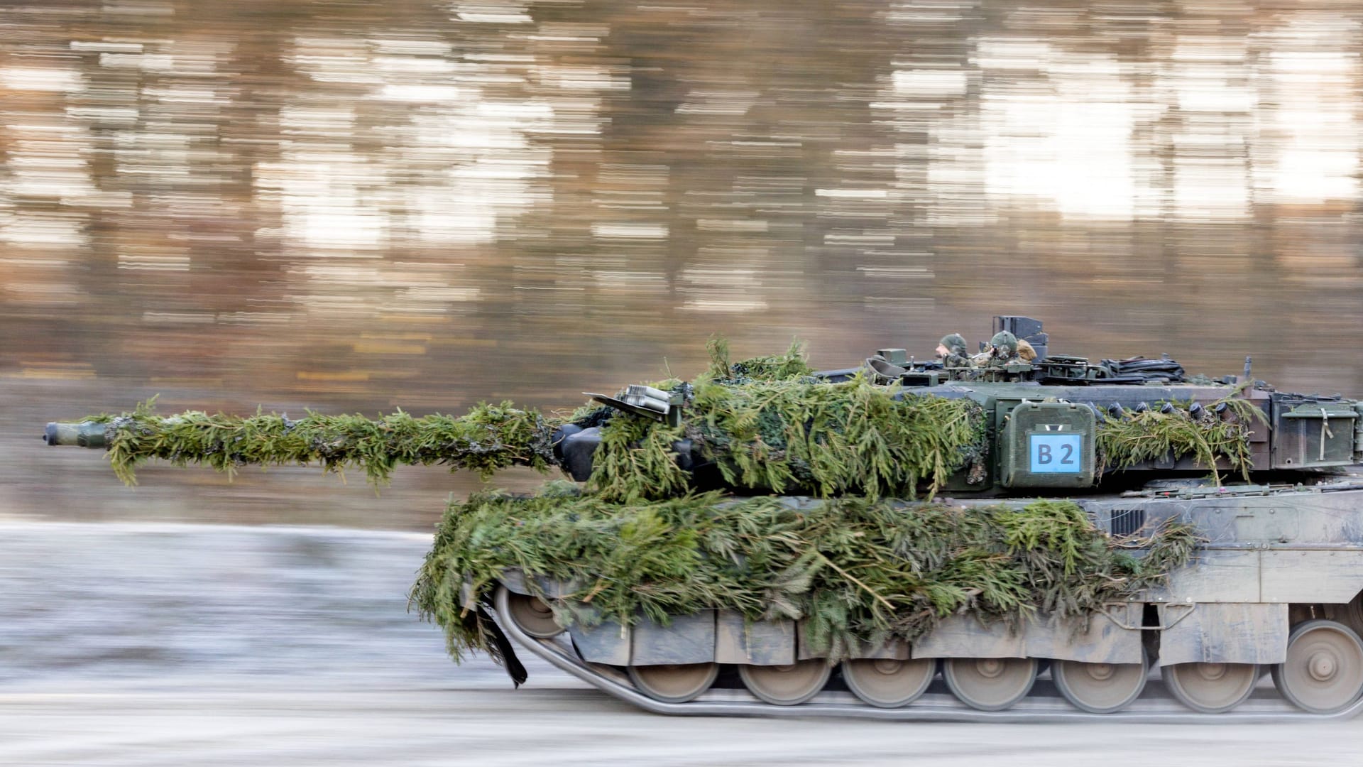 Soldaten trainieren mit dem Kampfpanzer Leopard 2 A7V (Symbolbild): Deutschland liefert der Ukraine 14 Fahrzeuge.