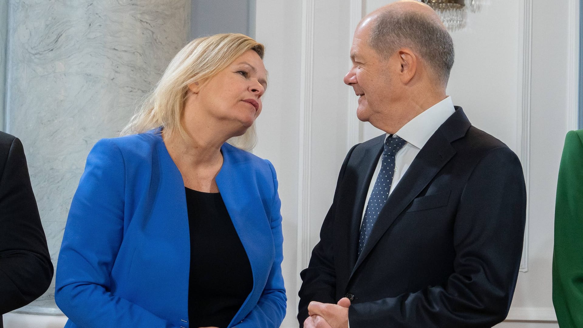 Faeser und Scholz im Gespräch: Der Kanzler könnte seine Innenministerin bald verlieren.