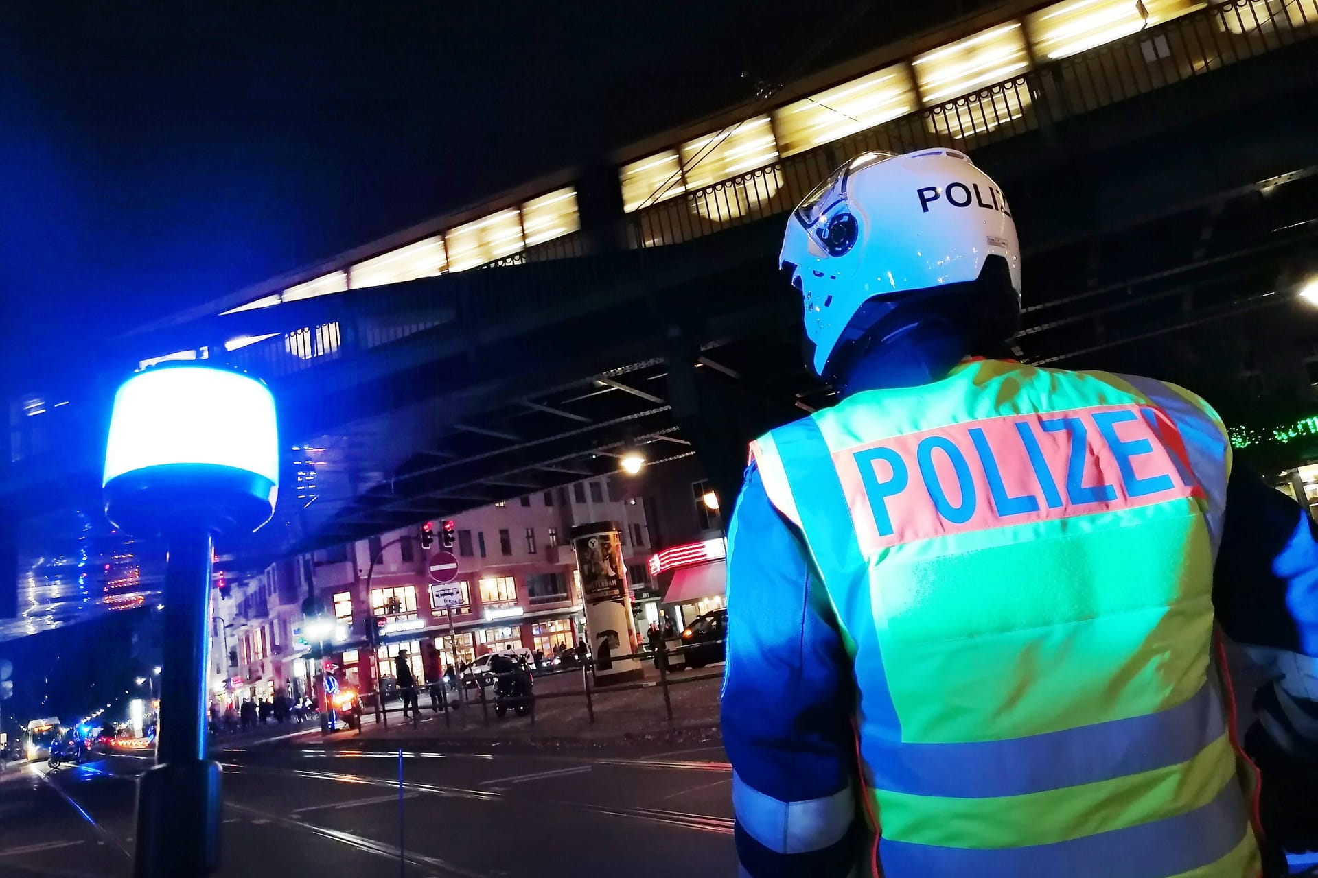 Ein Motorradpolizist im Einsatz zu Silvester (Archivbild): Wie geht es eigentlich Deutschlands Polizisten nach den SIlvester-Krawallen?