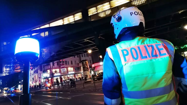 Ein Motorradpolizist im Einsatz zu Silvester (Archivbild): Wie geht es eigentlich Deutschlands Polizisten nach den SIlvester-Krawallen?