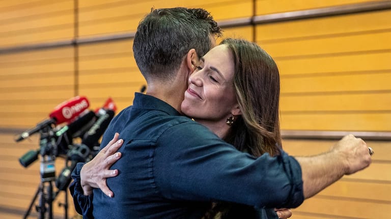Jacinda Ardern umarmt ihren Verlobten Clark Gayford: Die neuseeländische Premierministerin kündigte in einer emotionalen Pressekonferenz ihren Rücktritt an.