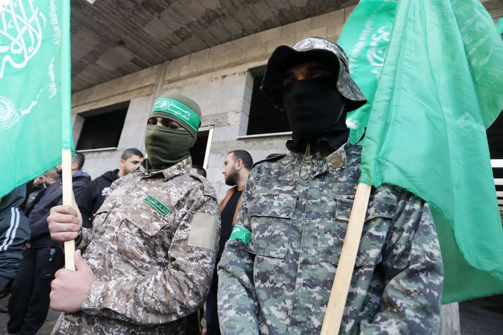 Anhänger der palästinensischen islamischen Hamas-Bewegung bei einer Kundgebung: Seit Jahren laufen Verhandlungen zwischen der Hamas und Israel.