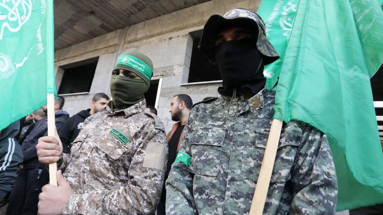 Anhänger der palästinensischen islamischen Hamas-Bewegung bei einer Kundgebung: Seit Jahren laufen Verhandlungen zwischen der Hamas und Israel.