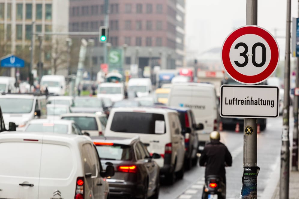 Ein Schild auf der Leipziger Straße in Berlin (Archivbild): t-online hat gefragt, wie die Menschen zu Tempo 30 in der Innenstadt stehen.