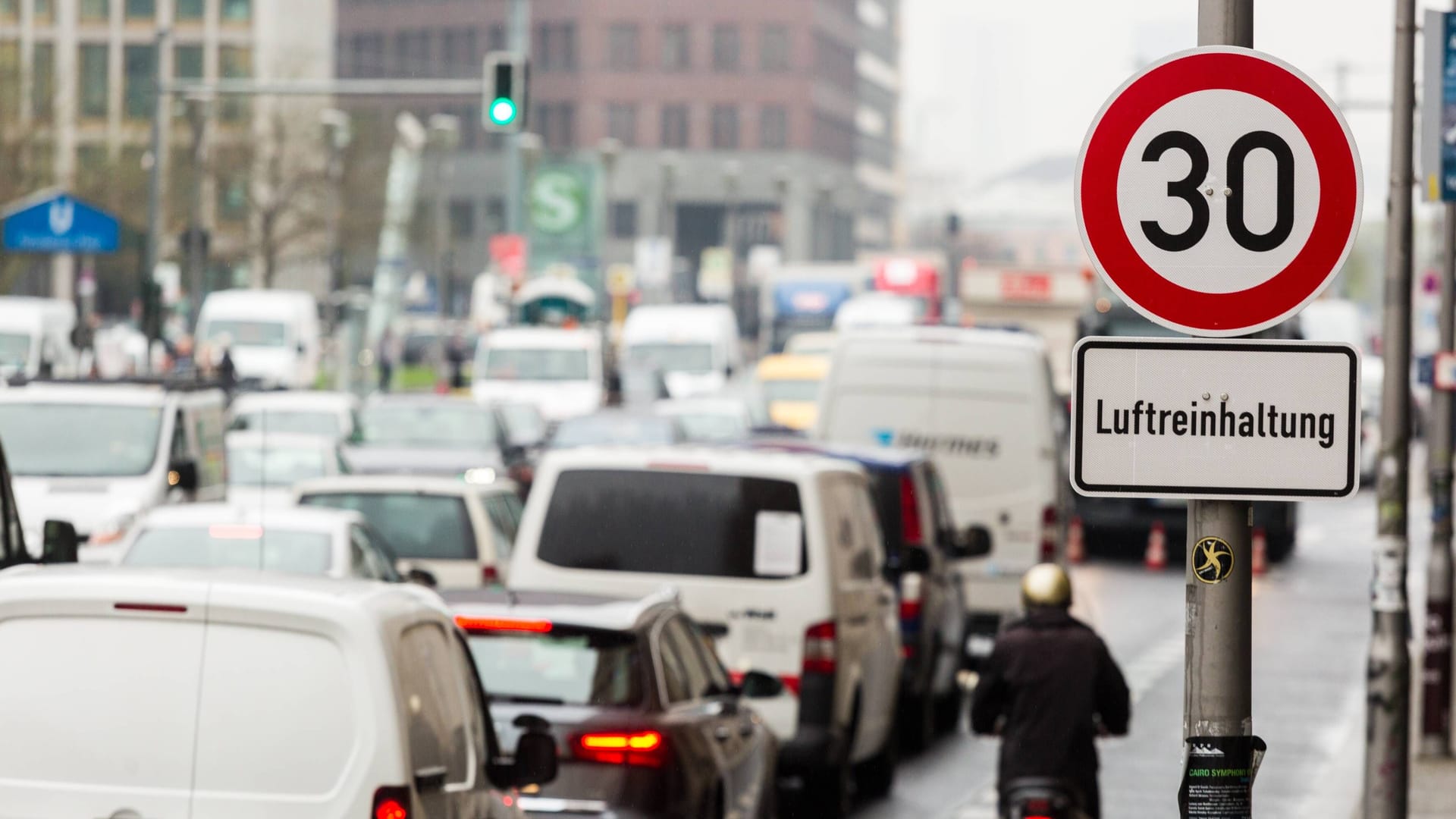 Ein Schild auf der Leipziger Straße in Berlin (Archivbild): t-online hat gefragt, wie die Menschen zu Tempo 30 in der Innenstadt stehen. Ein Schild auf der Leipziger Straße in Berlin (Archivbild): t-online hat gefragt, wie die Menschen zu Tempo 30 in der Innenstadt stehen.