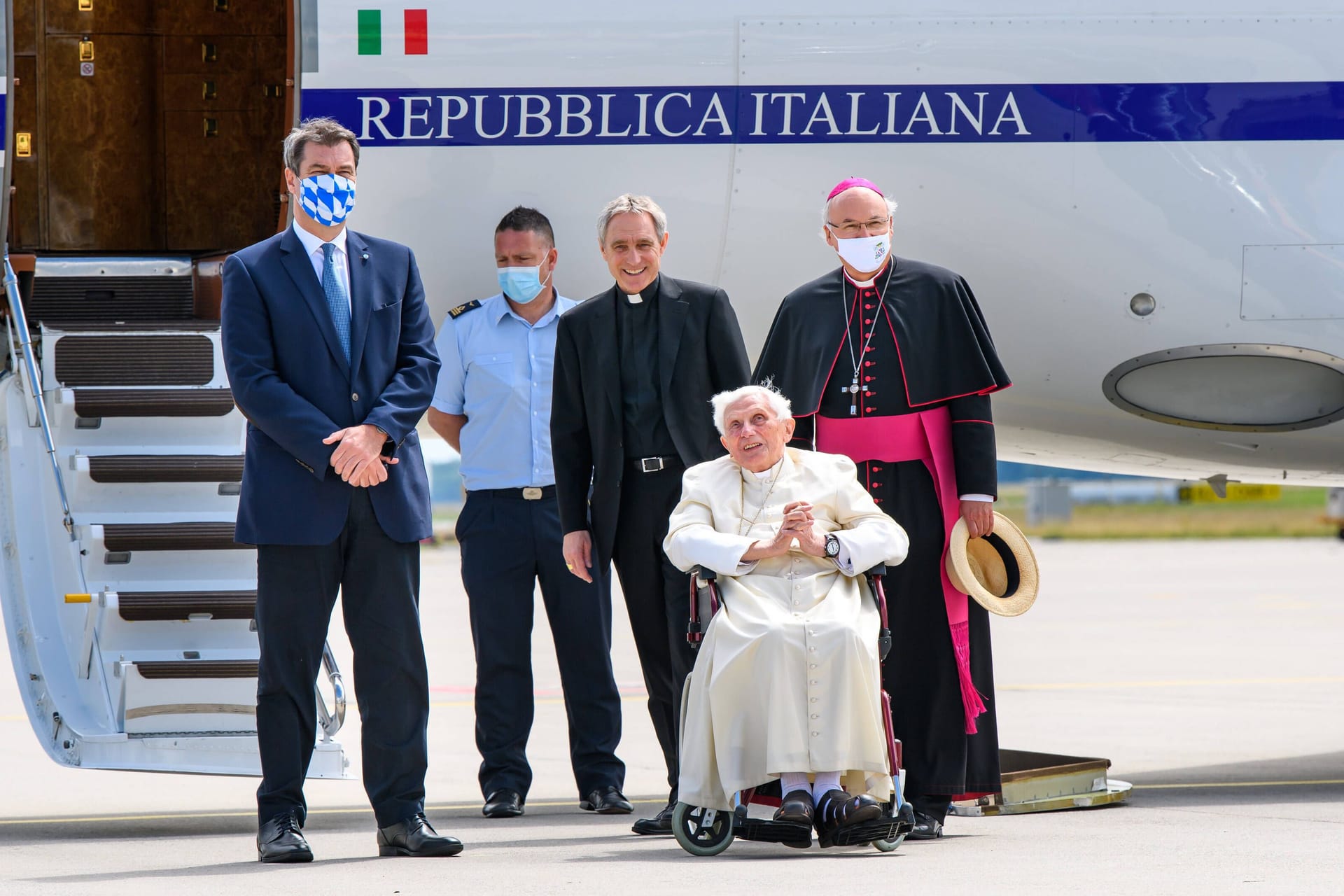 Markus Söder (links) mit dem jüngst gestorbenen Papst Benedikt am Flughafen in München (Archivbild): Bayerns Ministerpräsident will nun zur Trauerfeier nach Rom.