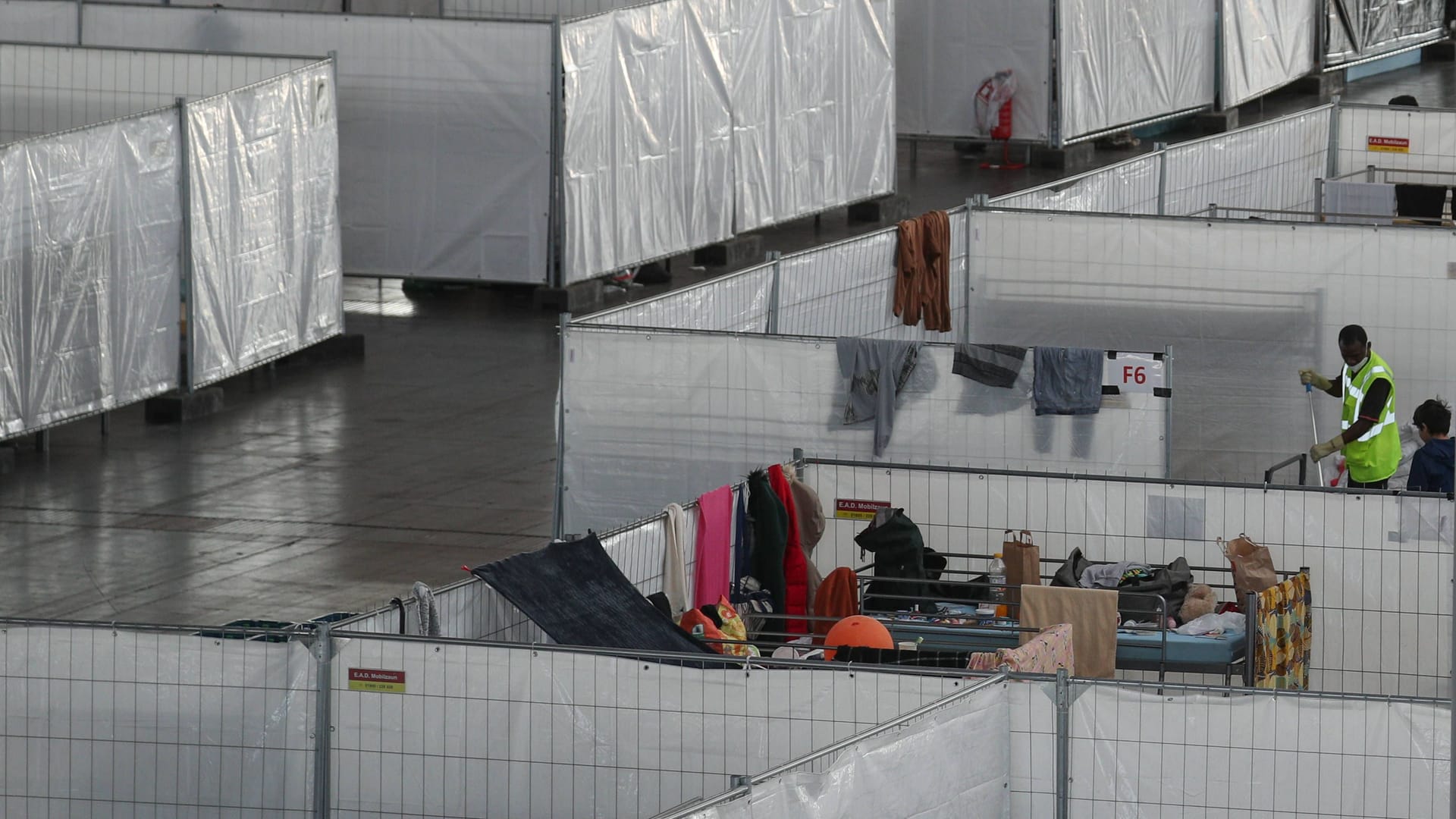 Landesaufnahmebehörde auf dem Messegelände in Hannover: Die Kommunen fordern neue Lösungen.