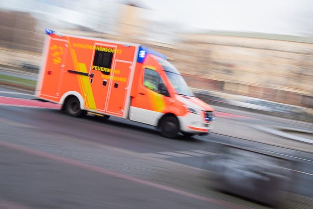 Ein Rettungswagen (Archiv): In Euskirchen wurde ein Junge durch einen Feuerwerkskörper schwer verletzt.