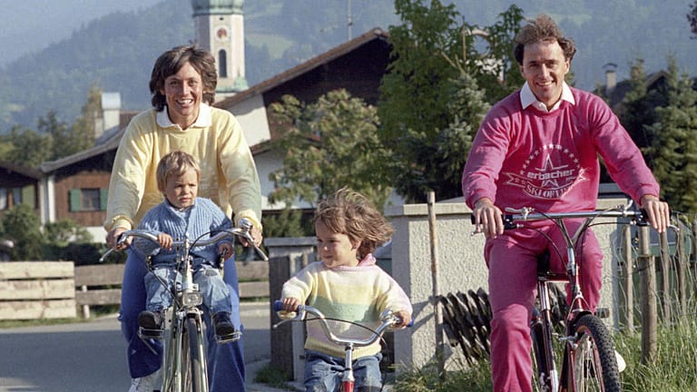 Familie Neuruther beim Fahrradausflug im Jahr 1985: Mutter Rosi Mittermaier mit Sohn Felix, Tochter Ameli und Vater Christian Neureuther.
