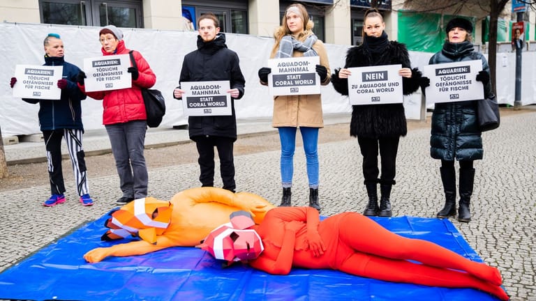 Aktivisten liegen als Fische verkleidet vor dem Hotel: Die Tierrechtsorganisation Peta protestiere am Donnerstag gegen Großaquarien und für ein Mahnmal für die toten Fische.