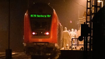 Mitarbeiter der Spurensicherung sind auf einem Bahnsteig im Einsatz: In einem Zug nach Hamburg kam es zu einer Messerattacke.