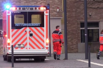 Ein Rettungswagen steht vor einem Berufskolleg in Ibbenbüren: Ein 17-jähriger Schüler soll hier seine Lehrerin umgebracht haben.