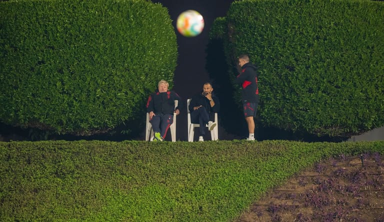 Oliver Kahn, Hasan Salihamidzic und Marco Neppe (v.l.): Der Vorstandsvorsitzende, der Sportvorstand und der technische Direktor des FC Bayern haben beim Trainingslager in Katar viel Arbeit.