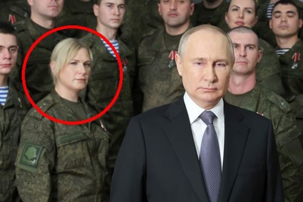 Wladimir Putin bei seiner Neujahrsansprache – hinter ihm: Soldaten oder Statisten?