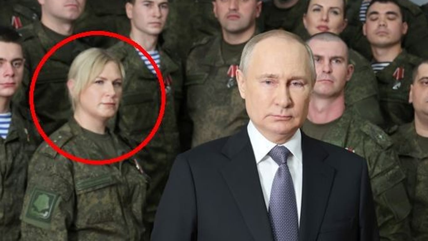 Wladimir Putin bei seiner Neujahrsansprache – hinter ihm: Soldaten oder Statisten?