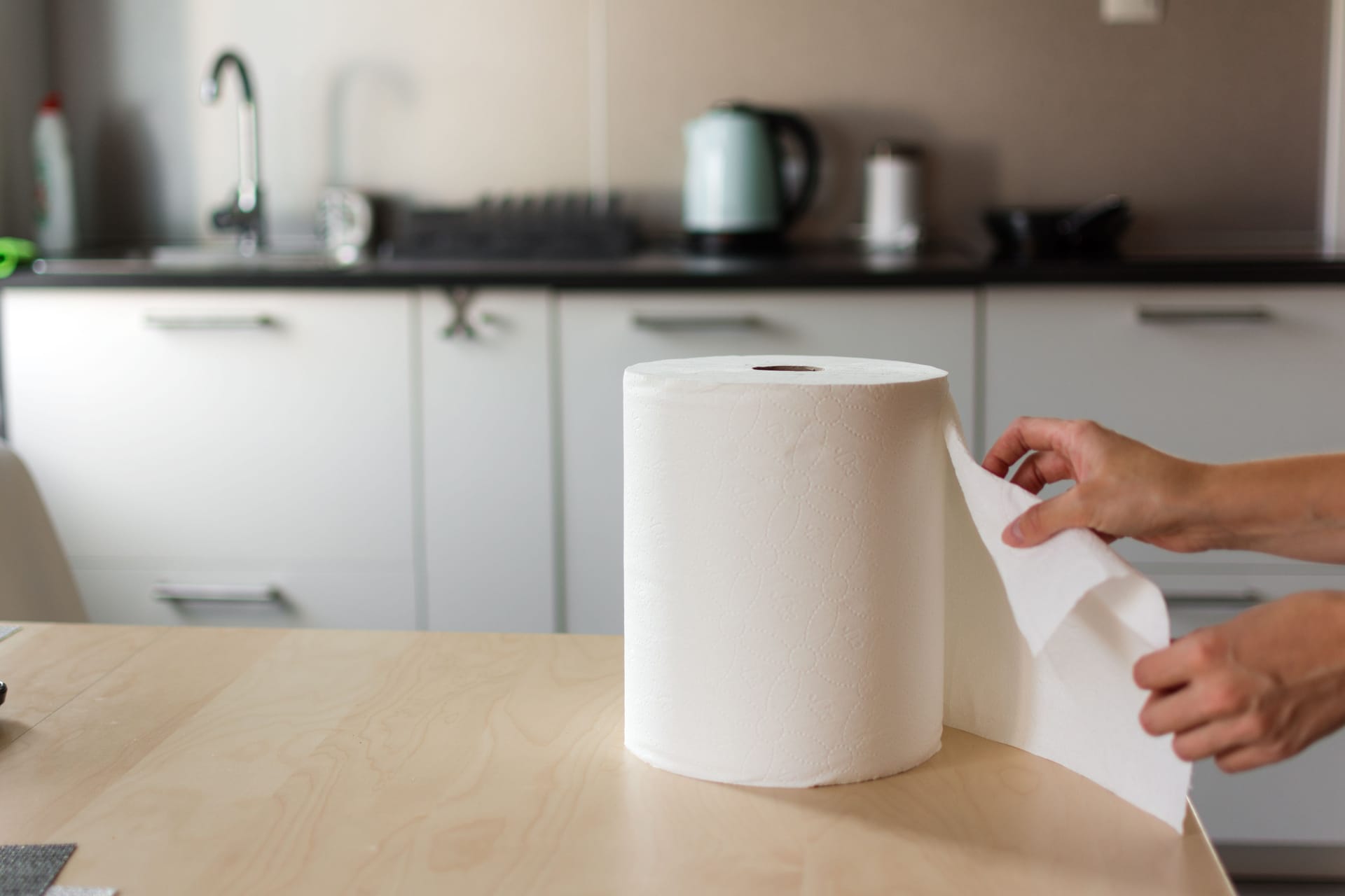 Küchenrolle: Das Papier ist oft besonders saugstark und daher in vielen Haushalten sehr beliebt.