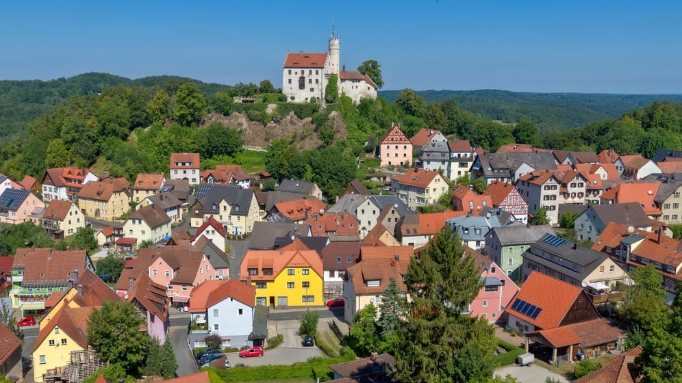 Gößweinstein in Oberfranken (Symbolbild): In Bayern können sich Grundstückseigentümer mehr Zeit mit ihrer Grundsteuererklärung lassen.