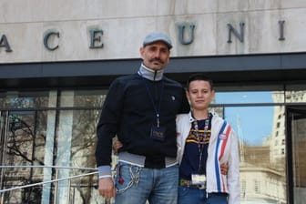 Shahab Gharib (r) mit seinem Vater Bardia Gharib vor dem Eingang der Pace University in New York: Mit 13 startete Shahab sein Studium an der Pace University.
