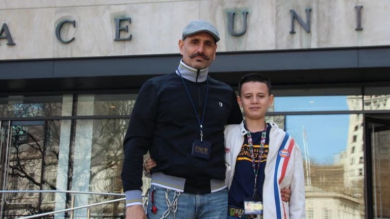 Shahab Gharib (r) mit seinem Vater Bardia Gharib vor dem Eingang der Pace University in New York: Mit 13 startete Shahab sein Studium an der Pace University.