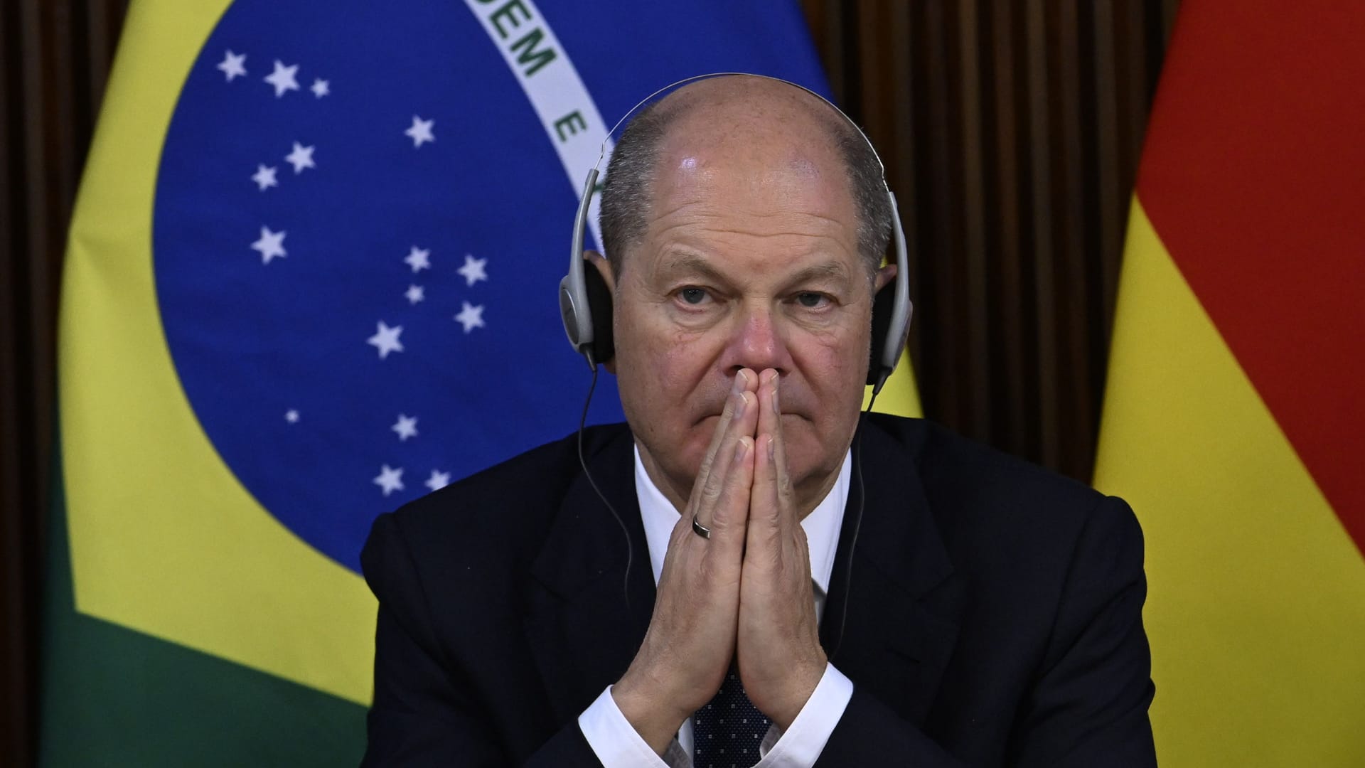 Olaf Scholz in Brasilien: Auf der Pressekonferenz brachte Lula ihn in Bedrängnis.