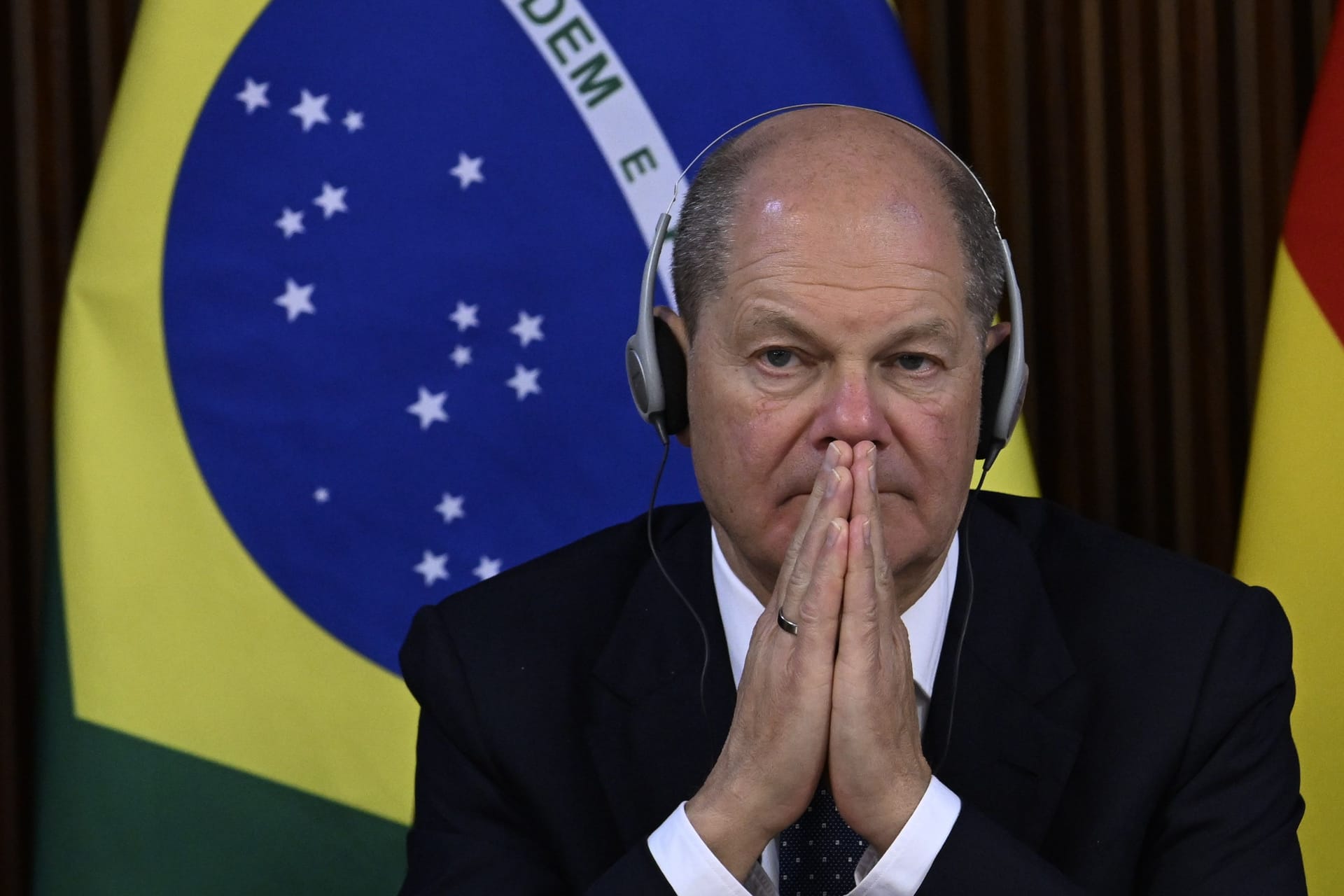 Olaf Scholz in Brasilien: Auf der Pressekonferenz brachte Lula ihn in Bedrängnis.