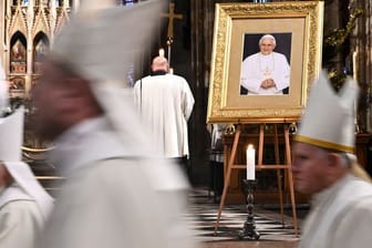 Foto des verstorbenen Papstes Benedikt XVI. in der St. Veitskathedrale in Prag: Anders als beim Tod eines amtierenden Papstes war offiziell nicht geregelt, wie zu verfahren ist, wenn ein Papa Emeritus stirbt.