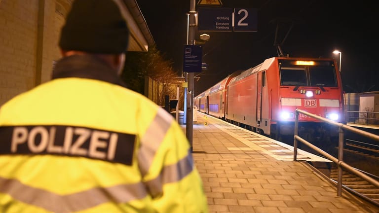 Polizeieinsatz auf dem Bahnhof in Brokstedt.