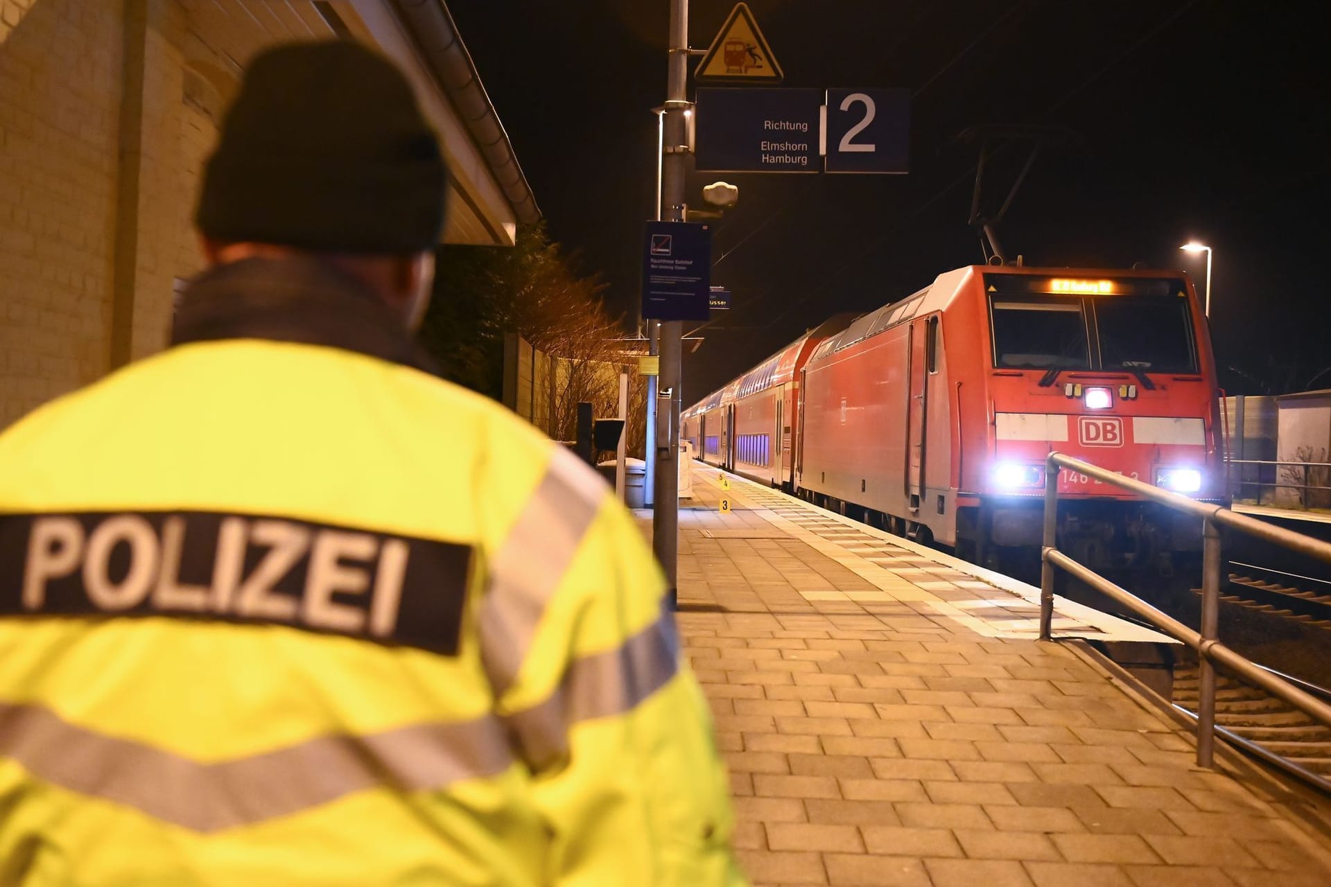 Polizeieinsatz auf dem Bahnhof in Brokstedt.