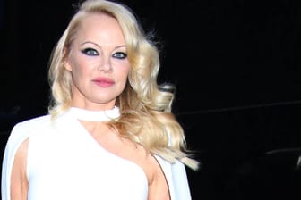 Pamela Anderson: Sie war von 1995 bis 1998 mit Tommy Lee, dem Drummer der Rockband Mötley Crüe, verheiratet.