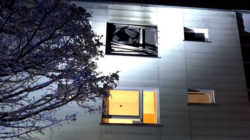 Ruß am Haus: Die Hitze war so groß, dass sie ein Fenster zum Bersten brachte.